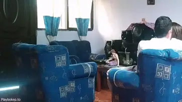 Gadis Cantik Pasrah Servis Kasur Ruang Tamu